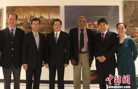 ����ʱ��21������������˿��֮·������Э�ͻ�չ�����Ϲ��ܲ���Ļ����չ�������������ҹŸۡ�����1745�����ĺ��У���±��š�����21���ͺ���˿��֮·���ȶ�������ͻ�����Ƭ��ͼΪ���ҷ���Э(����)���й�פŦԼ������Ļ�����������(�Ҷ�)�ȼα���Ӱ�������� ��